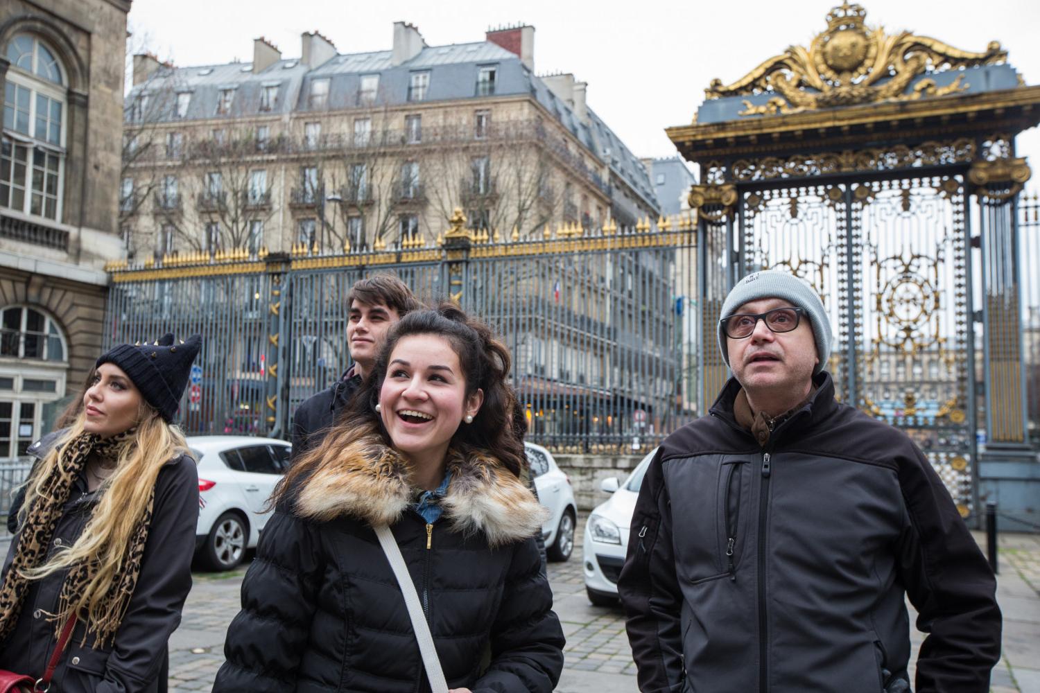 <a href='http://gy.somechan.net'>博彩网址大全</a> French Professor Pascal Rollet leads students on a study tour in Paris.